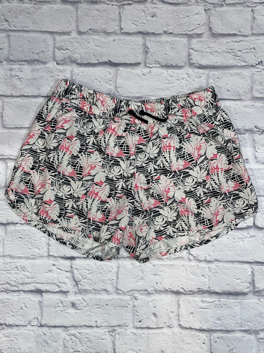 Columbia Sportswear Co PFG Womens Athletic Shorts - Medium Floral.